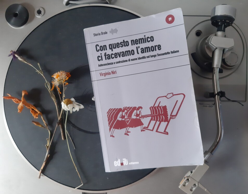 libro, fiori come decorazione